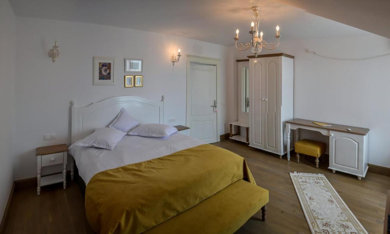 Hotel Coquette Maneciu Bagian luar foto