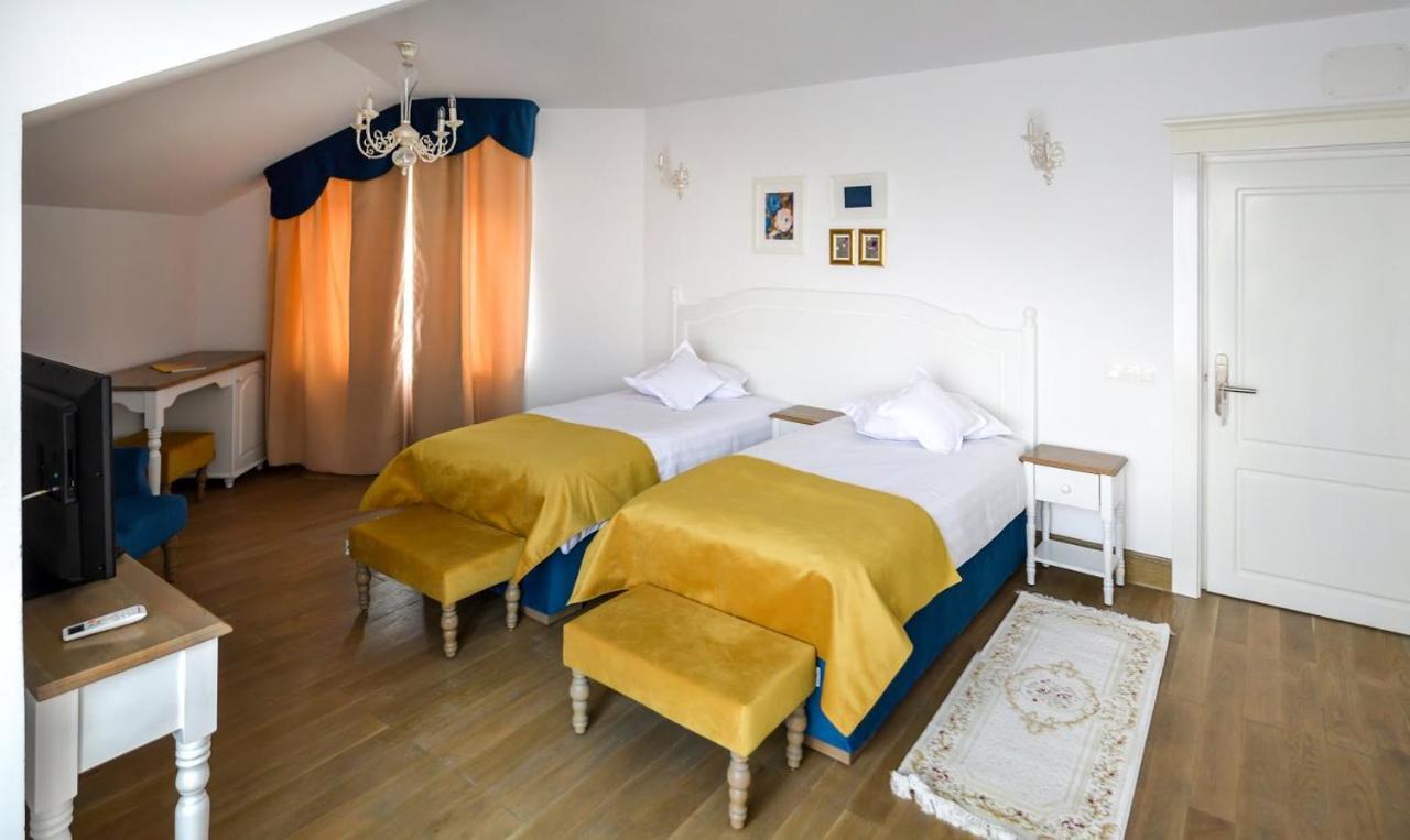 Hotel Coquette Maneciu Bagian luar foto