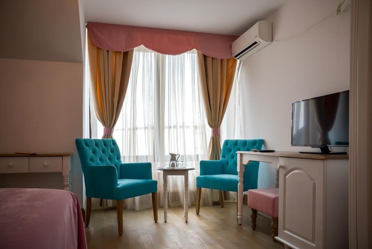 Hotel Coquette Maneciu Bagian luar foto